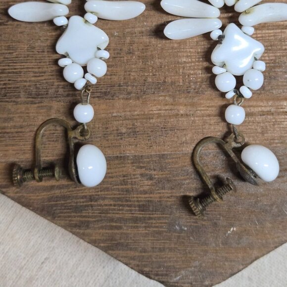 Vtg Art deco 1940s made in JAPAN milk glass screw back earrings - Picture 7 of 10